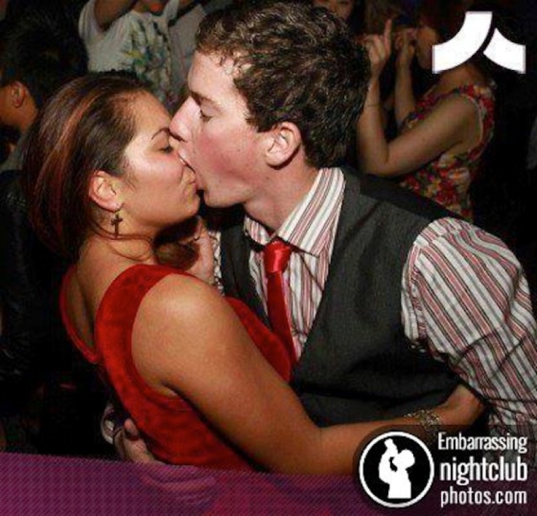 Страстный поцелуй смешной