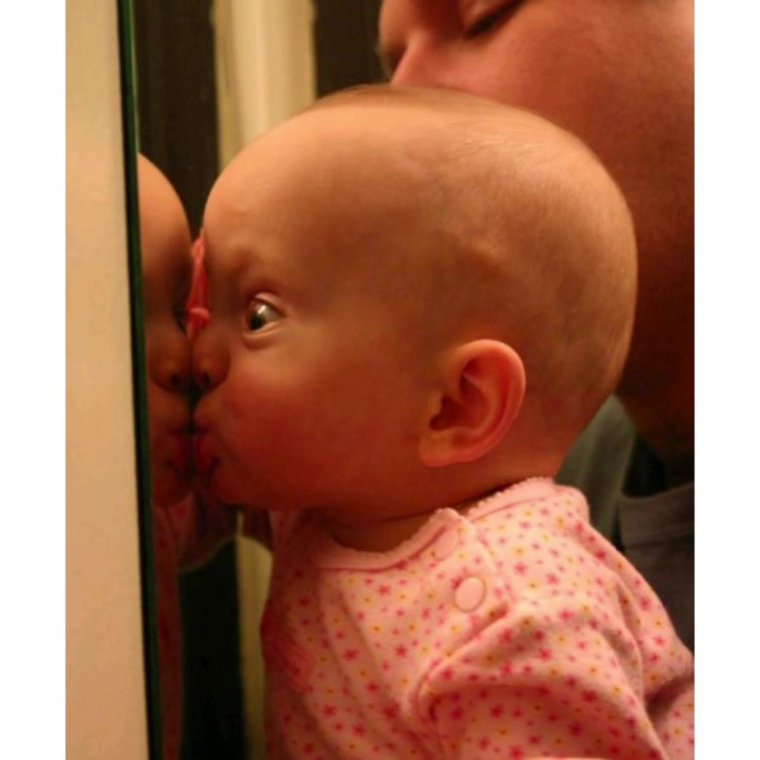 Целующий ребёнок прикол