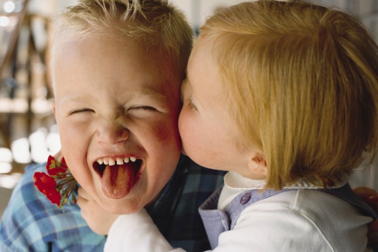 Поцелуй в щечку дети