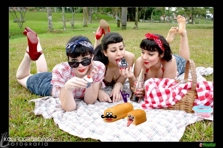 Девчонки отдыхают на природе