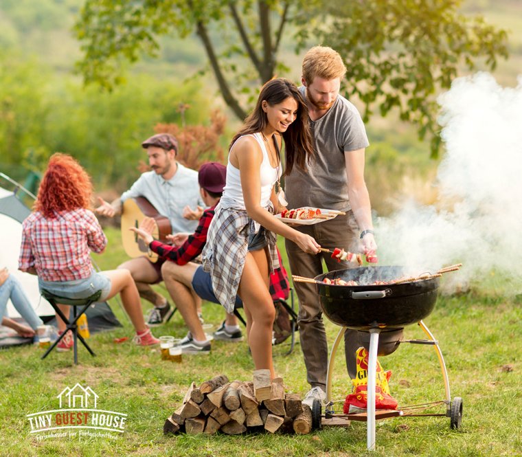 Семья отдыхает на природе