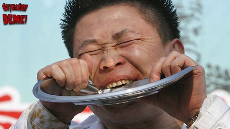 Человек ест с тарелки