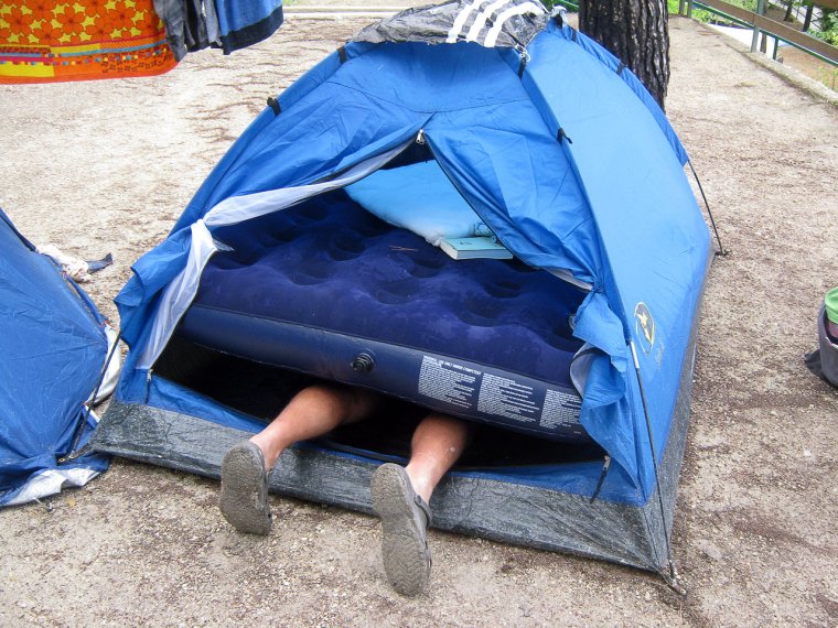 Мужчина в палатке прикол