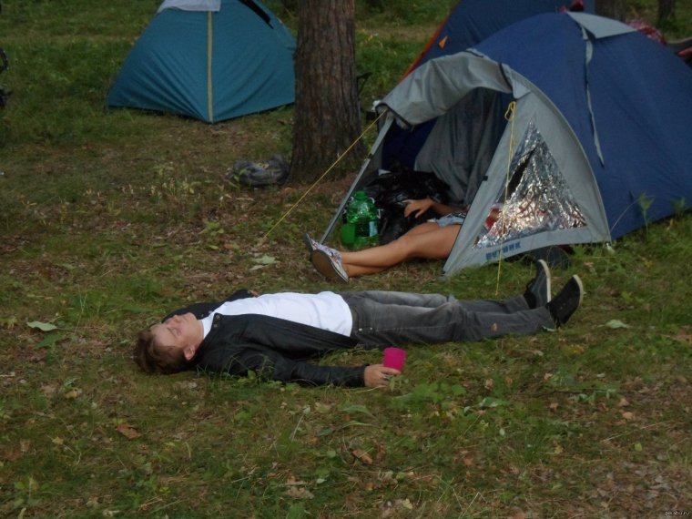 Девушка в палатке