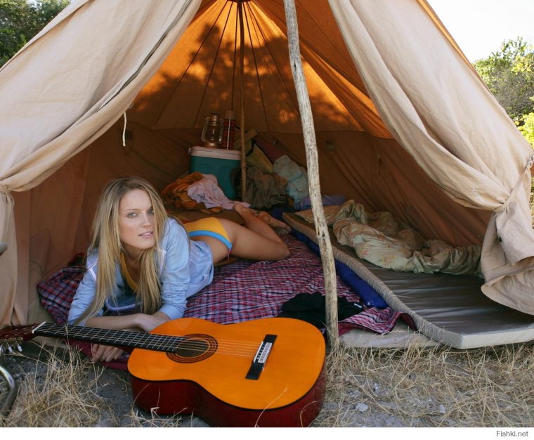 Девушка в палатке