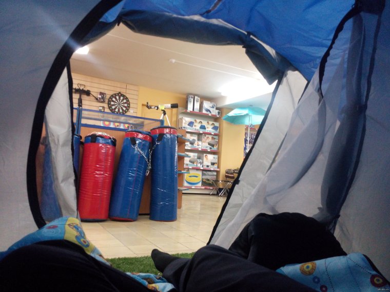 Палатка в квартире прикол