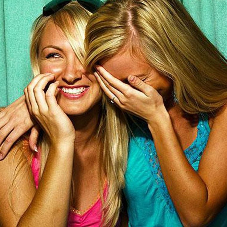 Две девушки смеются