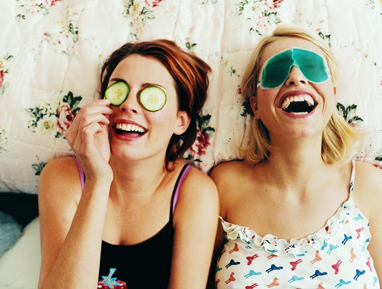 Подруги смеются