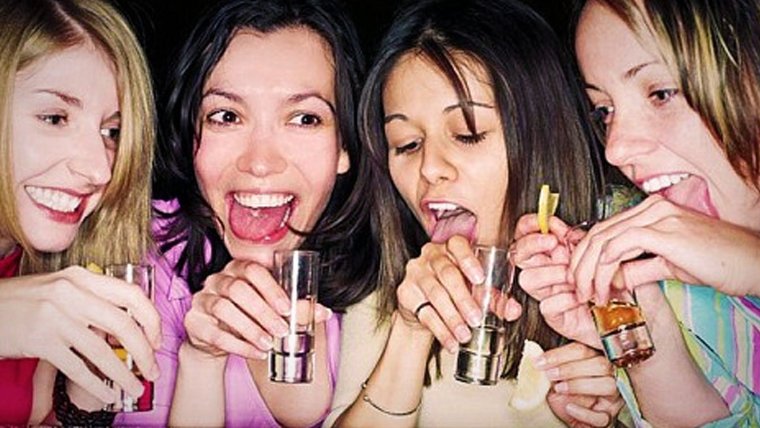 Девчонки выпивают