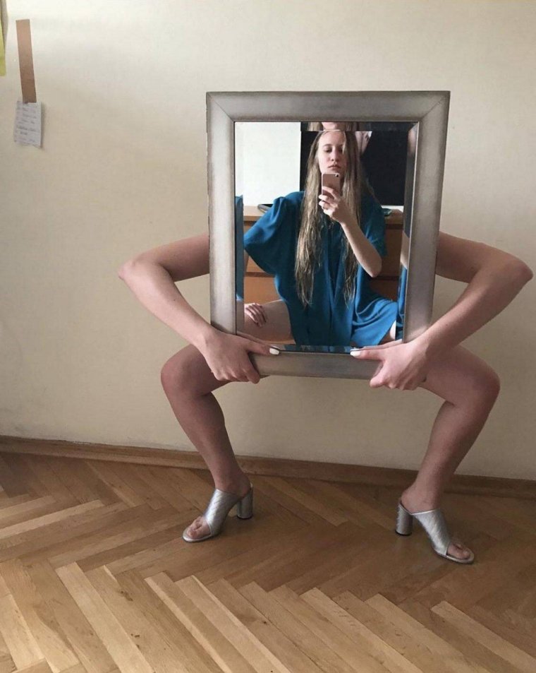 Смешное отражение в зеркале