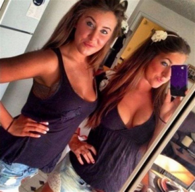 Девушка в зеркале смешно