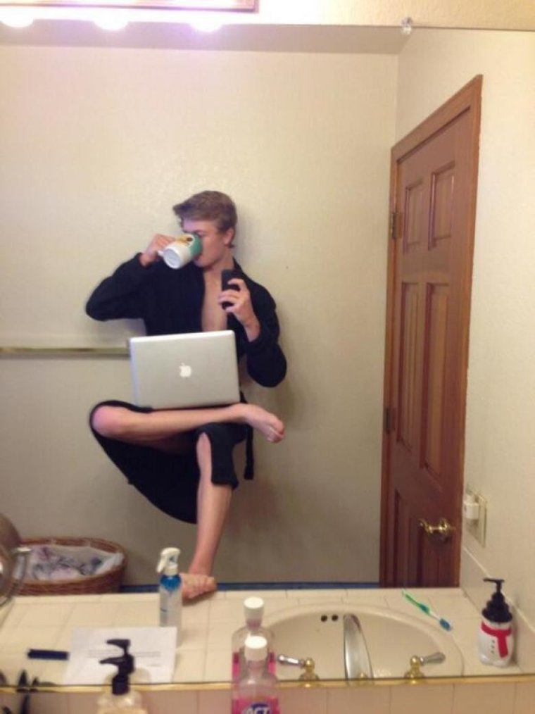 Парень фоткаться в зеркале