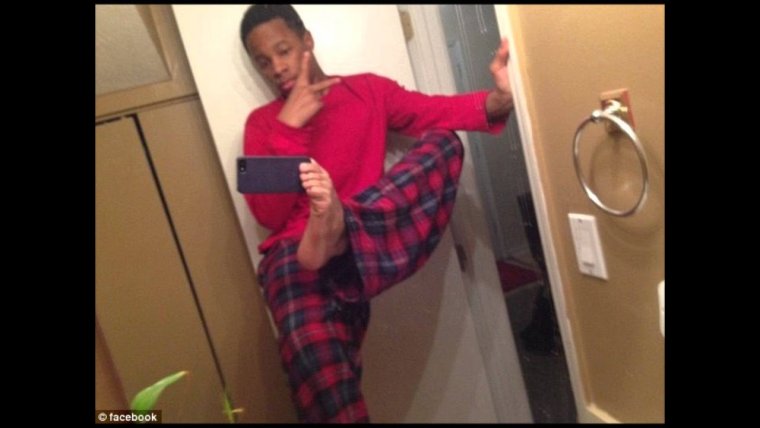 Девушка делает селфи прикол