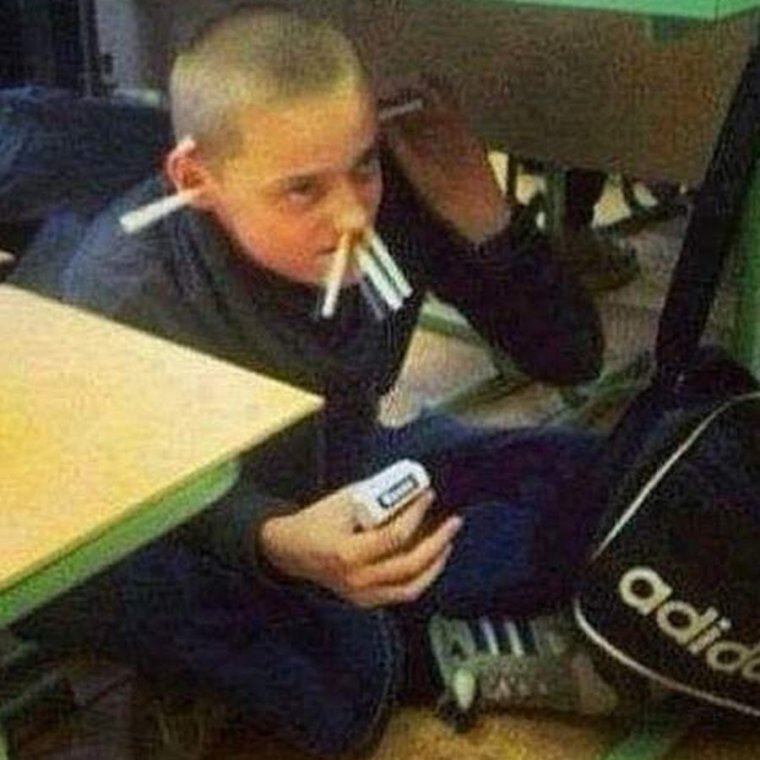 Смешной школьник за партой