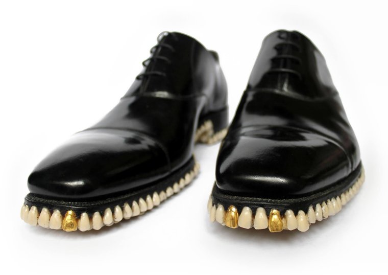 Ботинки с зубами