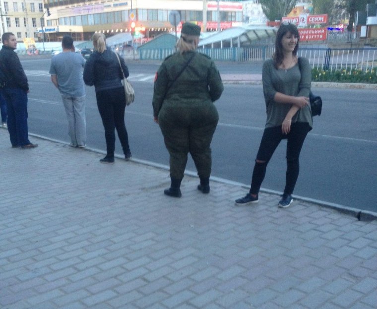 Девушка охранник прикол