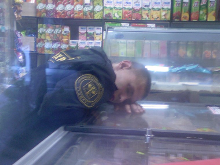 Охранник спит