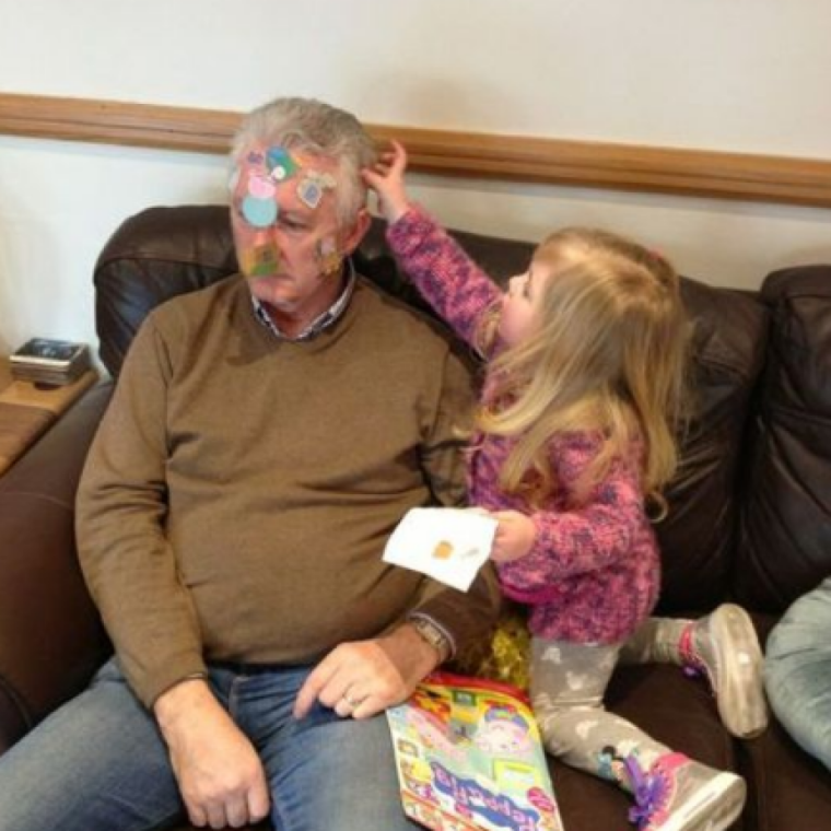 Пожилой дедушка селфи