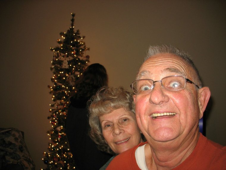 Веселые бабушка и дедушка