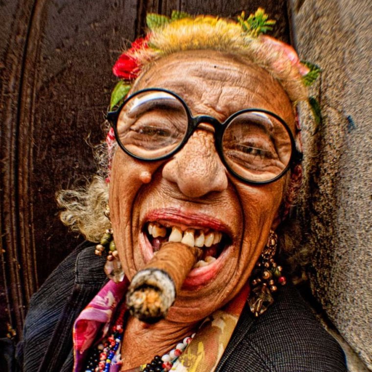 Женщина с бревном