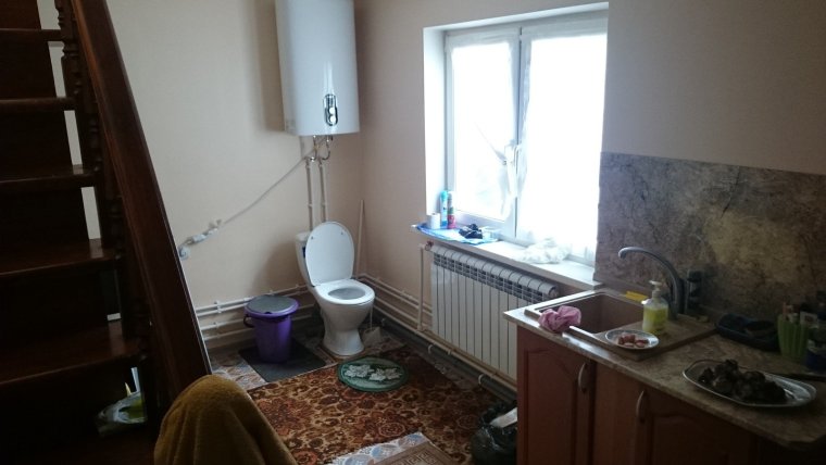 Кровать в доме над туалетом