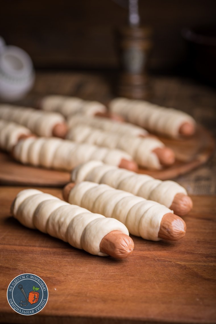 Сосиска в тесте с глазами