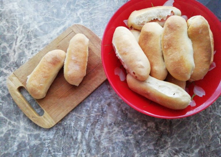 Сосиска в тесте с глазами