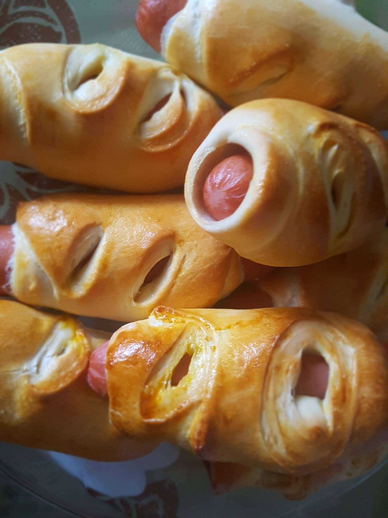 Прикольные сосиски в тесте