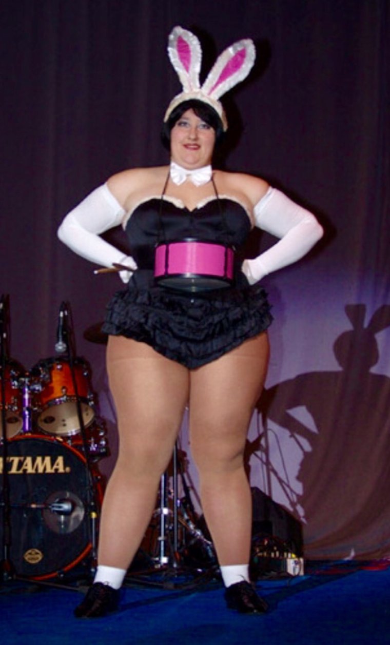 Толстая женщина в форме шара