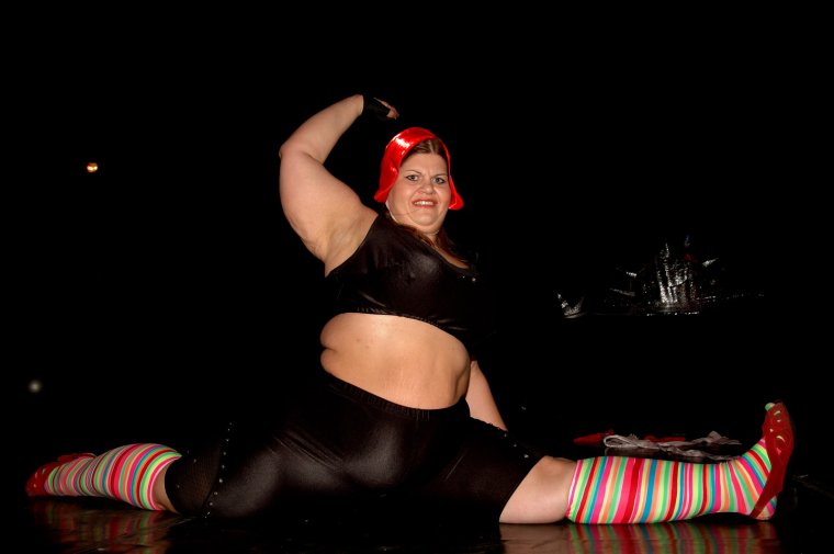 Толстые девушки в костюмах