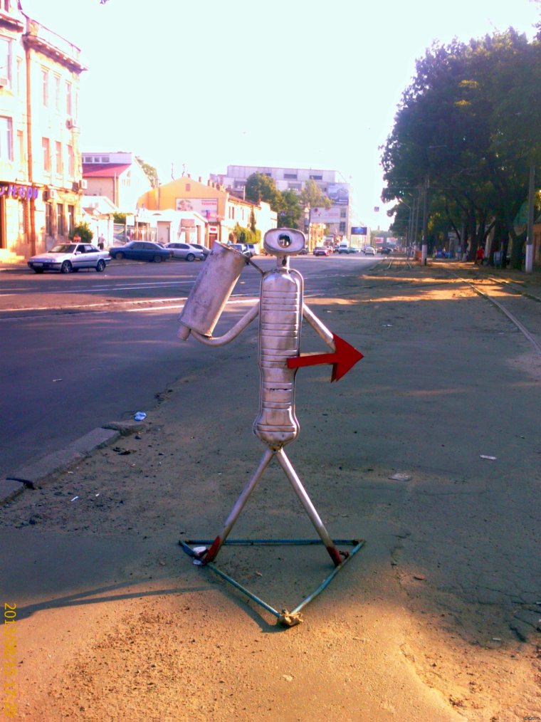 Терминатор сидит и пьет