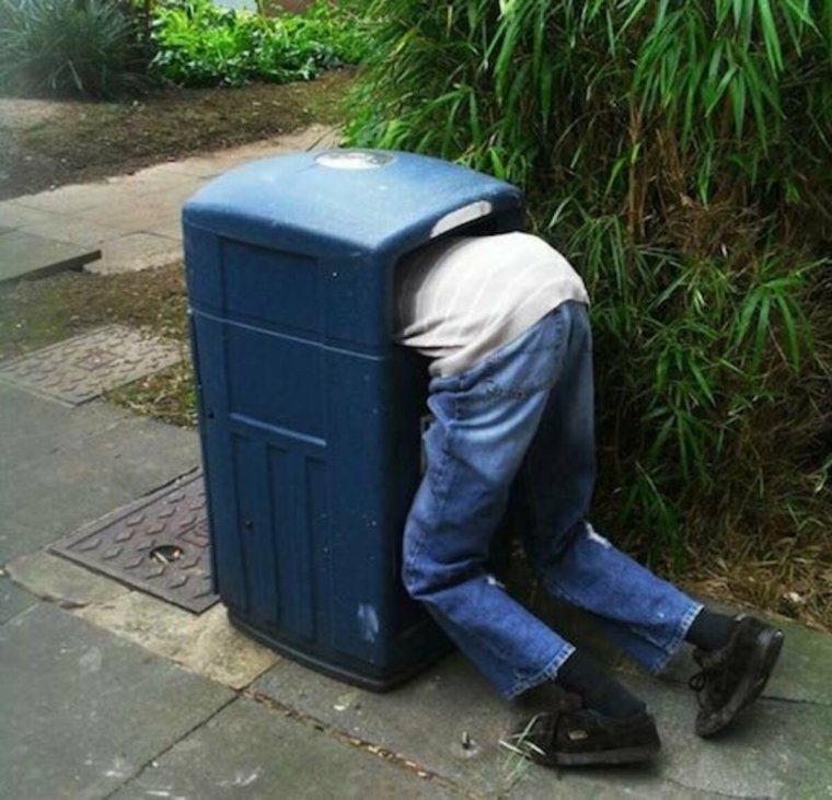 Человек в костюме из мусора