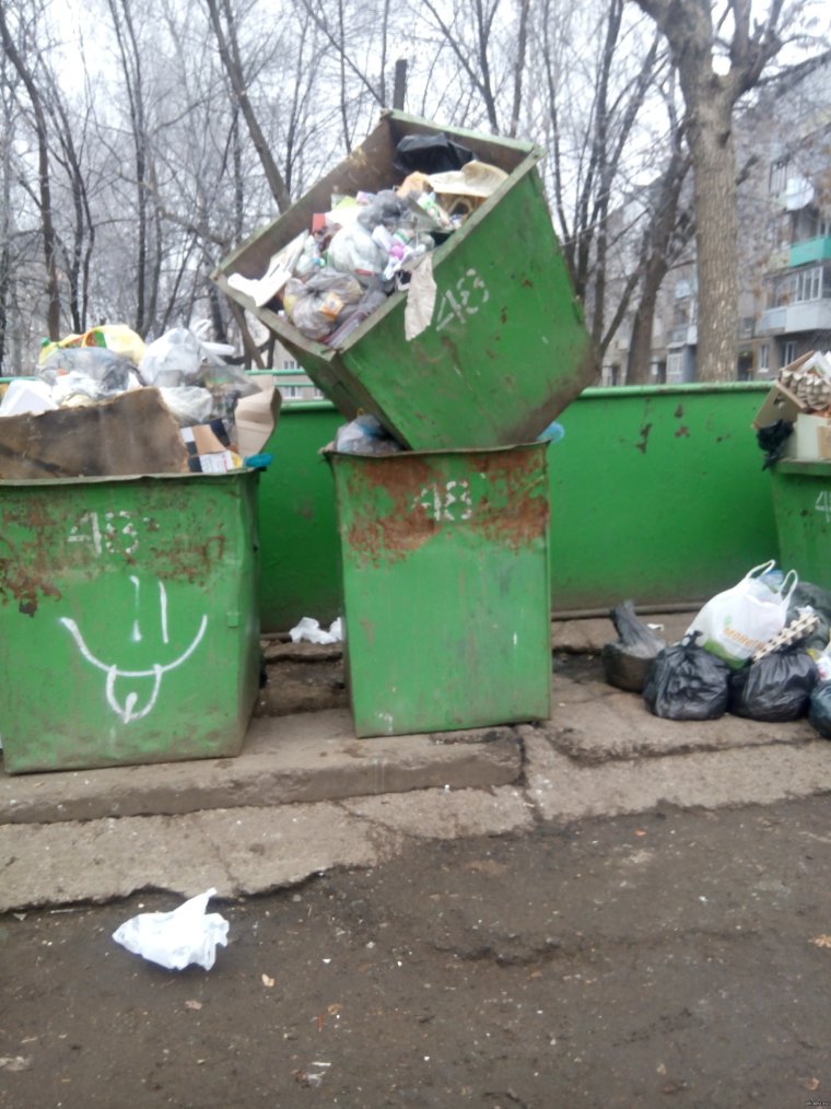 Смешные мусорные баки