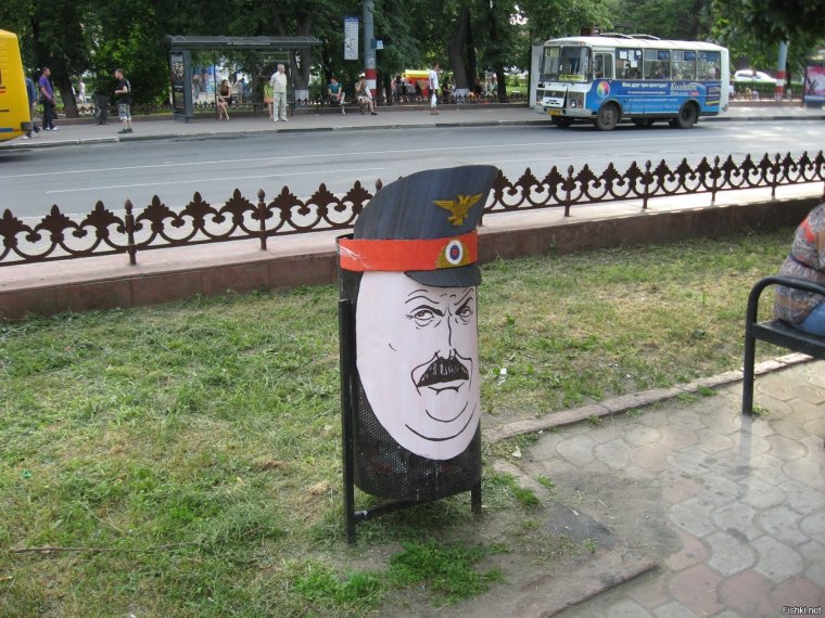 Урна в виде милиционера