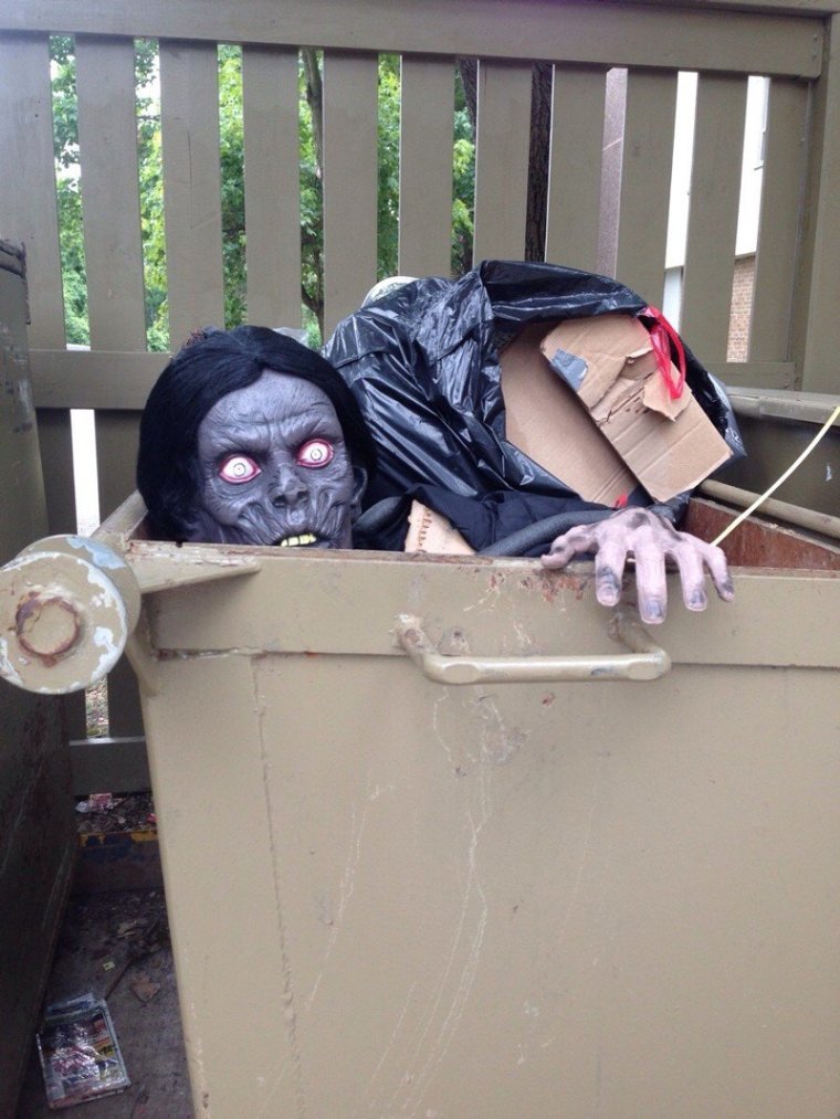 Смешной мусорный бак