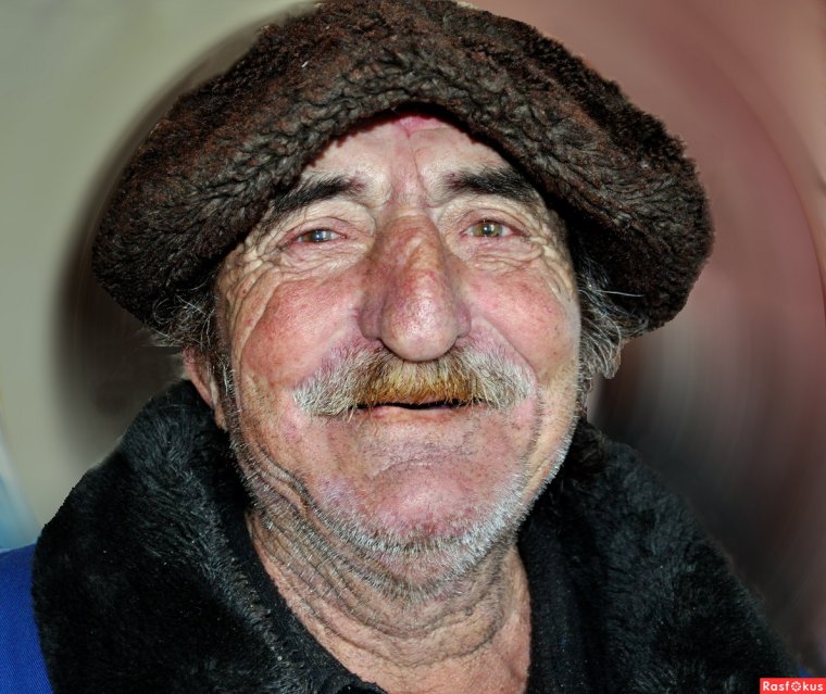 Усатый мужчина в шляпе