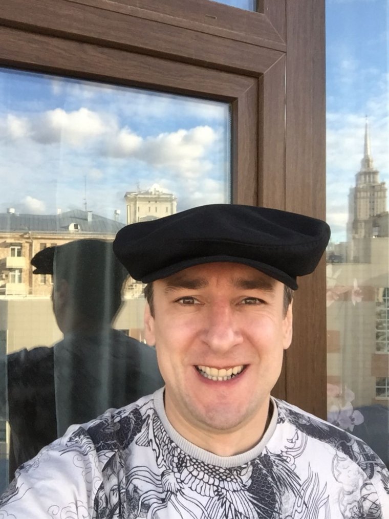 Таксист в кепке грузин