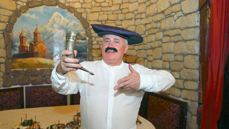 Антонио усы