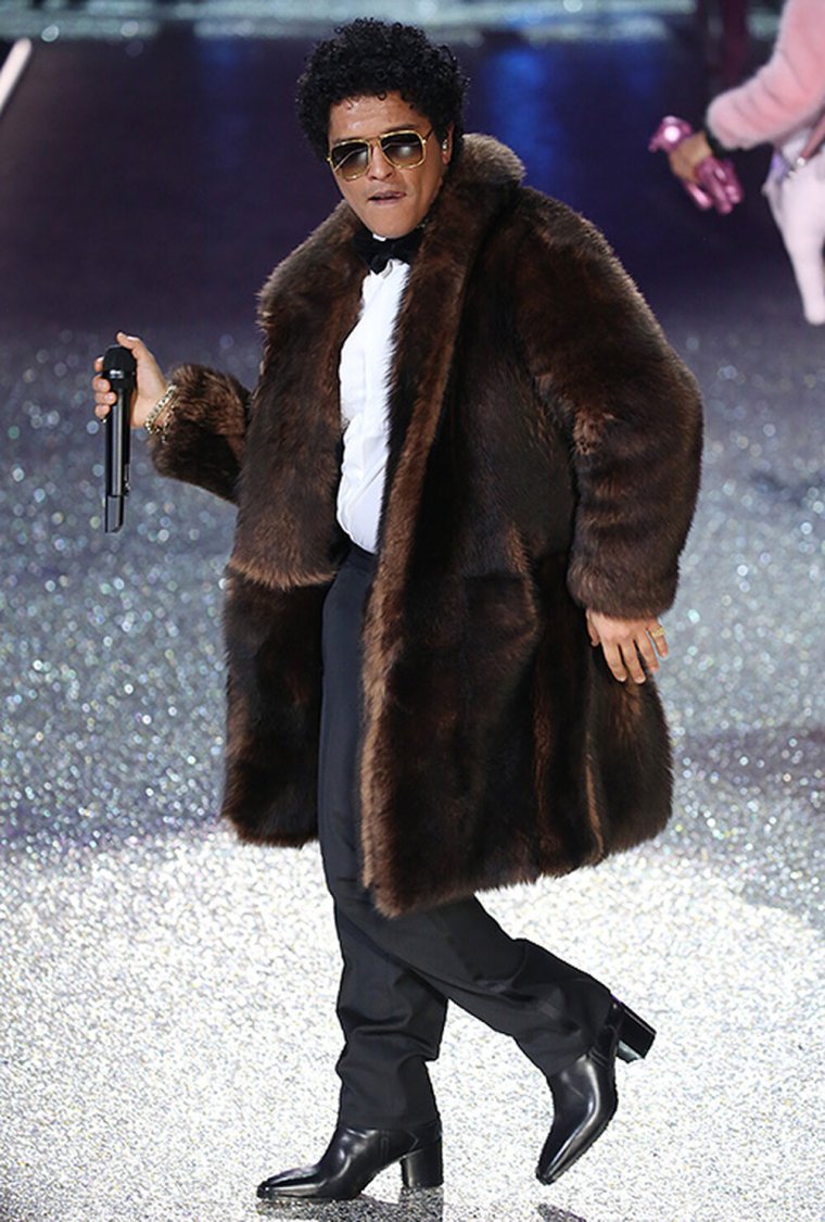 Бруно Марс в шубе