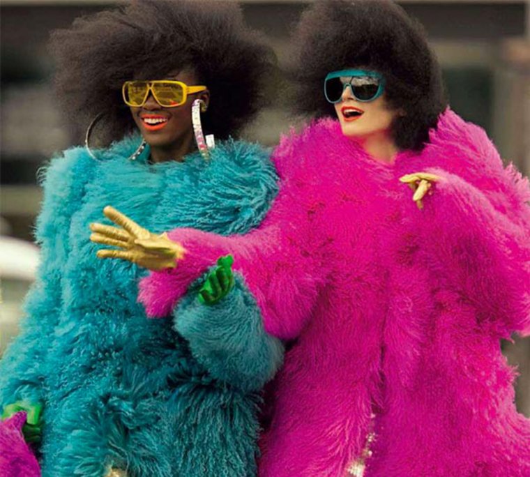 Девушки в разноцветных шубах