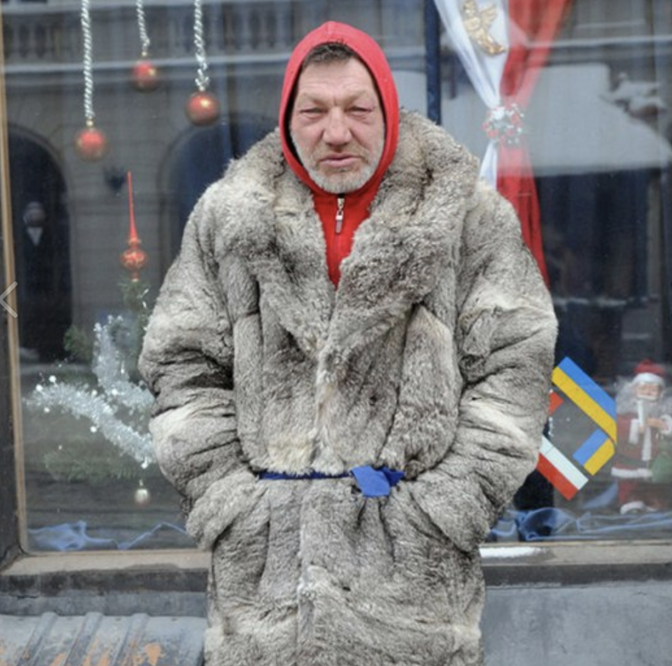 Бомж в шубе