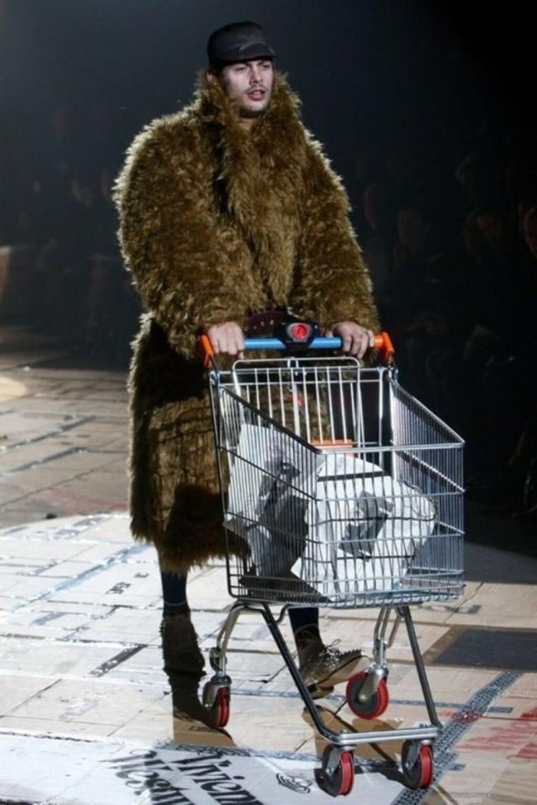 Бомж с тележкой