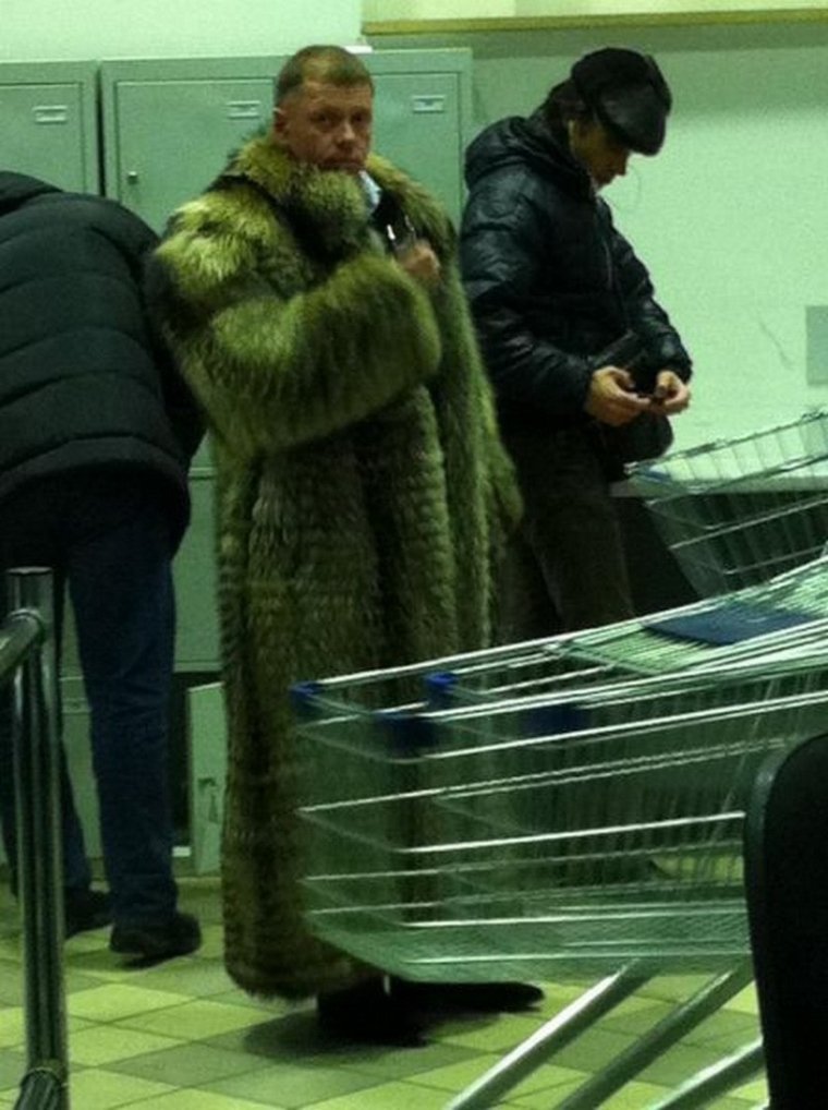 Мужчины в шубах смешные