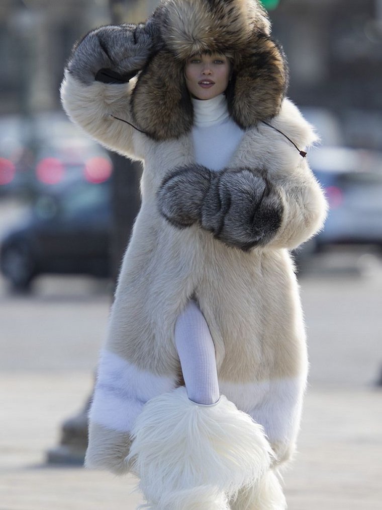 Веселая девушка в шубе