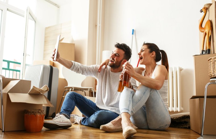 Семейная пара переезжает в новый дом