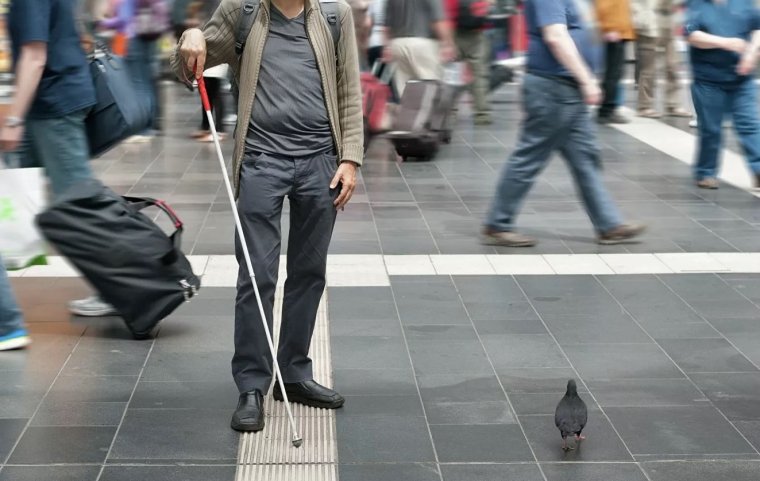 Джеймс Биггс белая трость