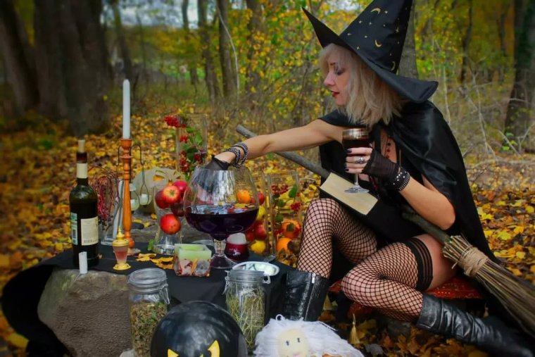 Смешная ведьмочка