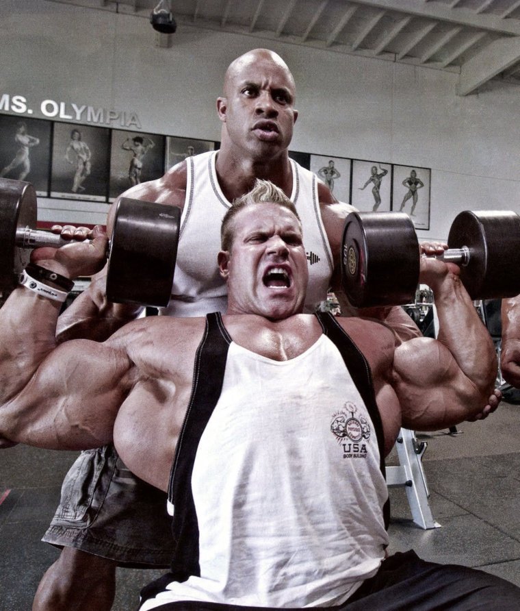 Культурист в зале