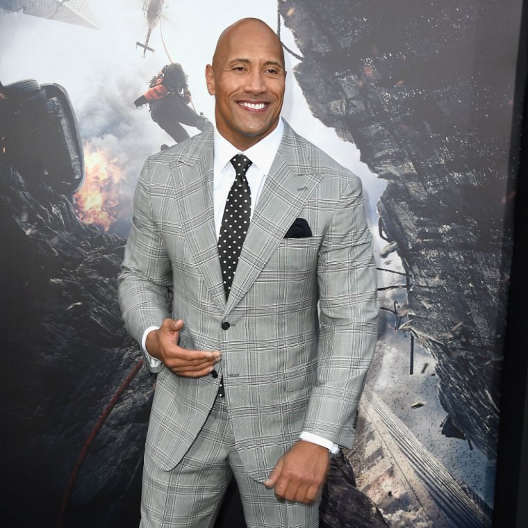 Дуэйн скала Джонс в костюме