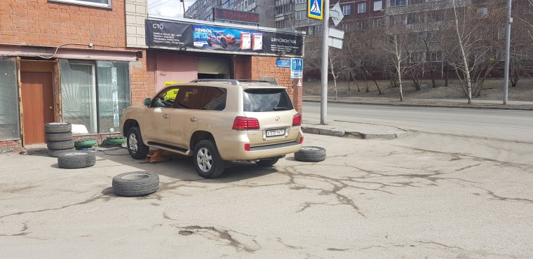 Девушка в Лексусе